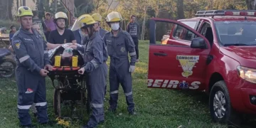 Homem cai em ribanceira durante trilha e é resgatado de helicóptero em Indaial