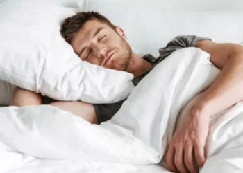 Tome nota: acumular millones de bacterias y más riesgos de fundas de almohada sin lavar