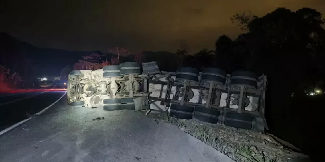 Carreta tomba às margens do km 81 da BR-470, em Rodeio
