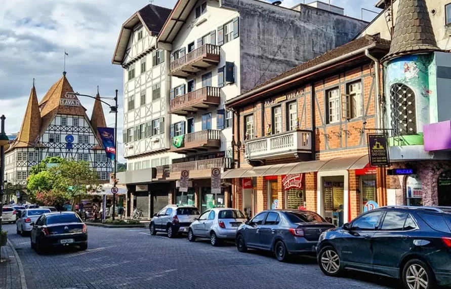 Lei garante o uso de vagas especiais para pessoas com autismo e síndrome de Down em Blumenau