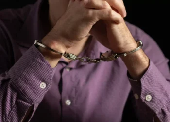 Homem que matou companheira a facadas por ciúmes e tentou matar o filho é condenado a mais de 24 anos em SC
