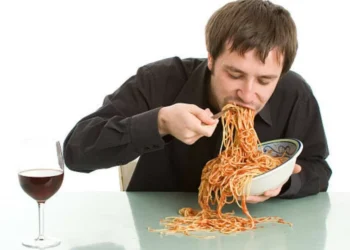 ¿Qué significa que alguien coma muy rápido, según la psicología?