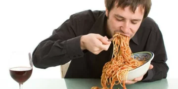 ¿Qué significa que alguien coma muy rápido, según la psicología?