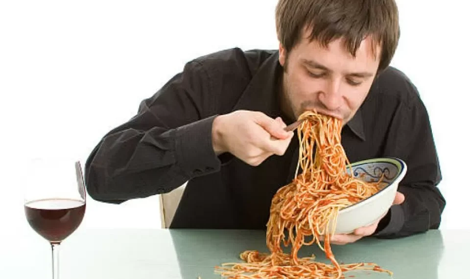 ¿Qué significa que alguien coma muy rápido, según la psicología?