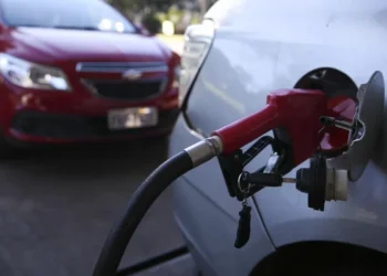 Possível alta do petróleo por guerra pode chegar no seu bolso. Entenda como