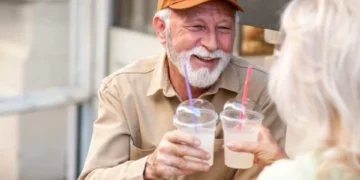 Termine con los golpes de calor: la bebida deliciosa e ideal para los mayores de 60