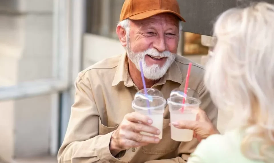 Termine con los golpes de calor: la bebida deliciosa e ideal para los mayores de 60