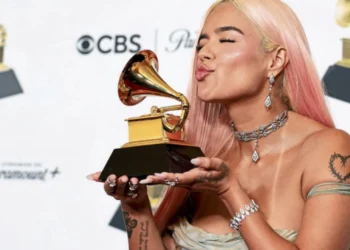 Karol G homenajea los ritmos latinos populares con su más reciente disco