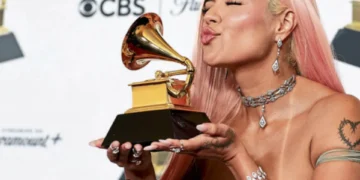 Karol G homenajea los ritmos latinos populares con su más reciente disco