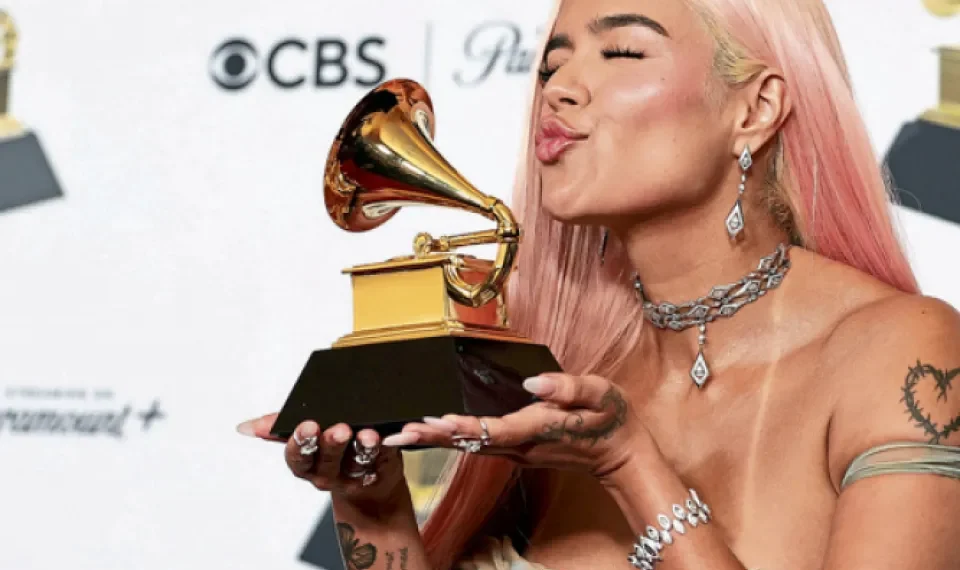 Karol G homenajea los ritmos latinos populares con su más reciente disco