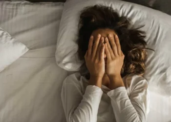 Poco conocido: el diagnóstico de quienes se les dificulta salir de la cama en la mañana