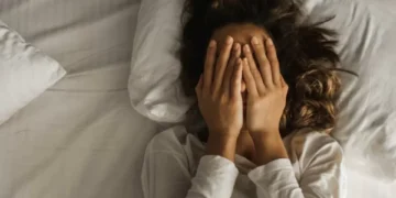 Poco conocido: el diagnóstico de quienes se les dificulta salir de la cama en la mañana