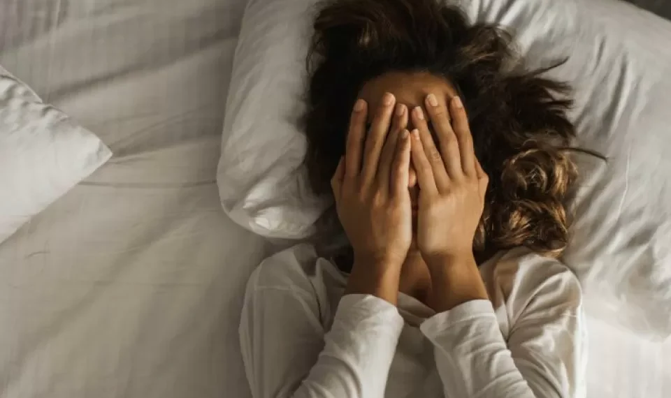 Poco conocido: el diagnóstico de quienes se les dificulta salir de la cama en la mañana