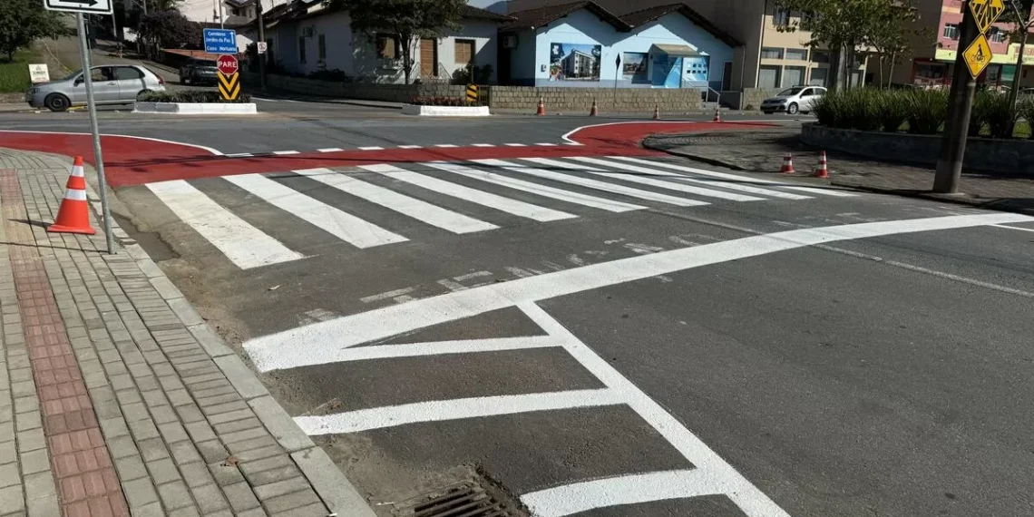 Prefeitura de Timbó realiza melhorias em trevo após diversos acidentes e reclamações da comunidade