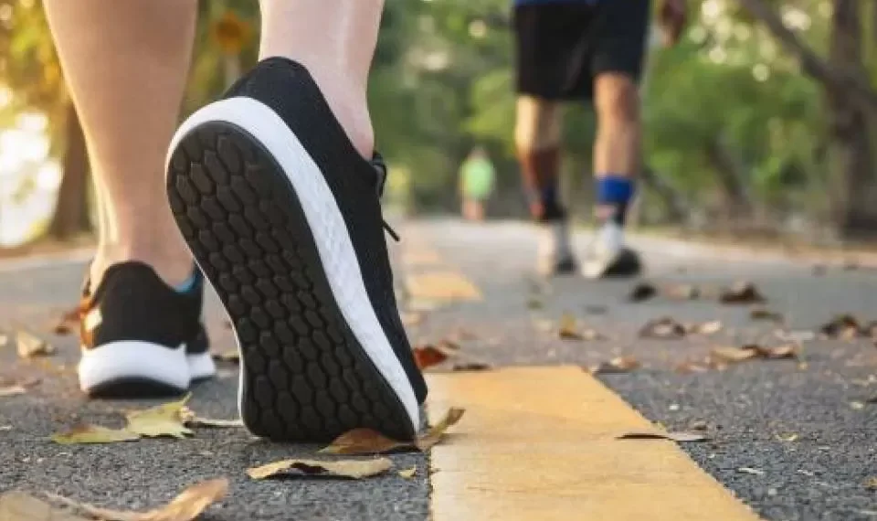 ¿Sabe cuántos años tiene su cerebro? Su forma de caminar lo revela