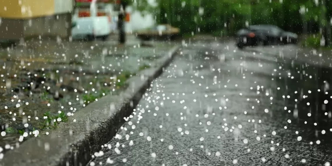 Frente fria avança e pode provocar raios e granizo em SC