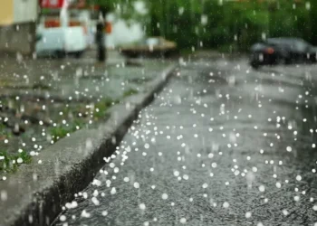 Frente fria avança e pode provocar raios e granizo em SC