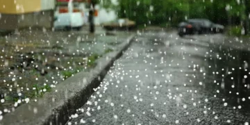 Frente fria avança e pode provocar raios e granizo em SC