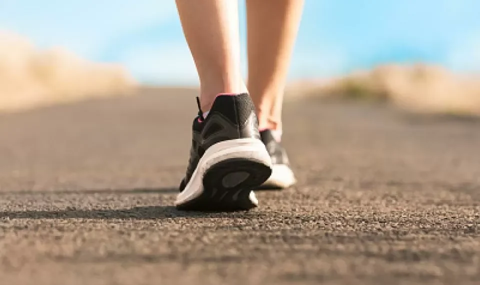 Su forma de caminar puede brindar datos sobre el funcionamiento de su cuerpo