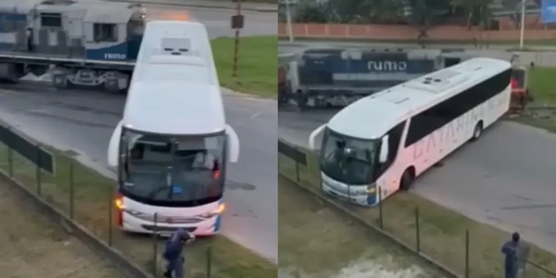 Ônibus é atingido por trem durante manobra em linha férrea em Joinville