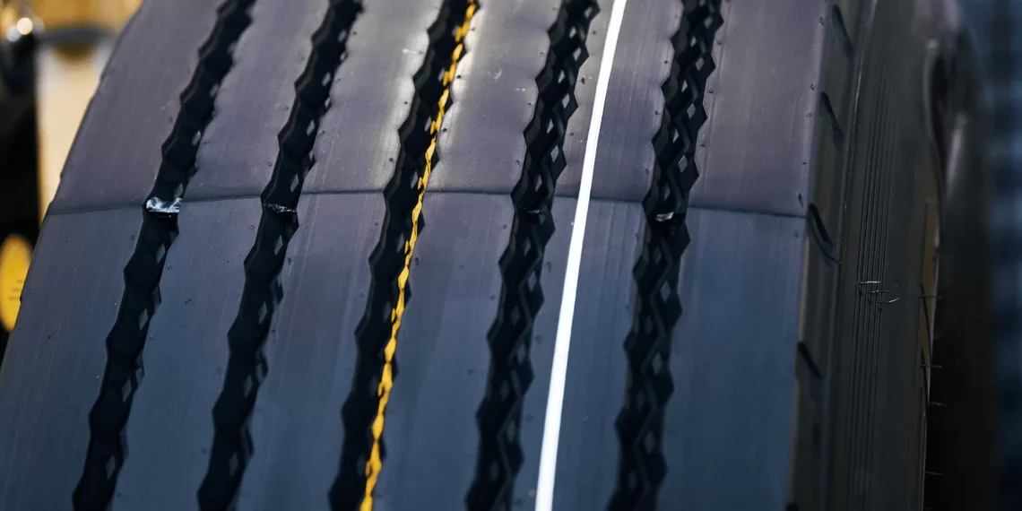 O que significam as linhas coloridas nos pneus?