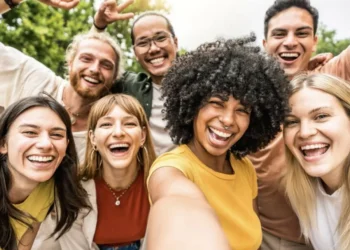 Ni los 20 ni los 40: la edad en la que se ‘encuentra la felicidad’, según Harvard