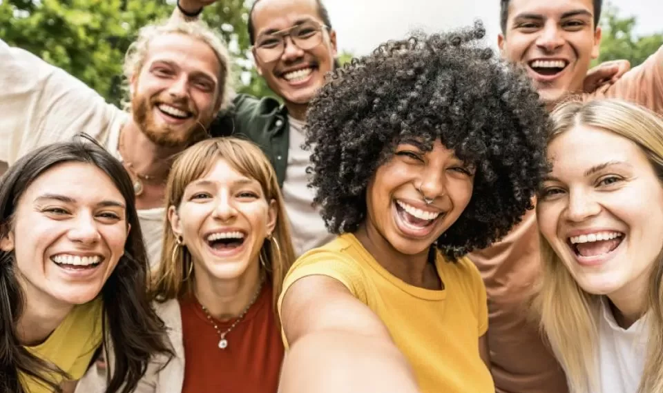 Ni los 20 ni los 40: la edad en la que se ‘encuentra la felicidad’, según Harvard