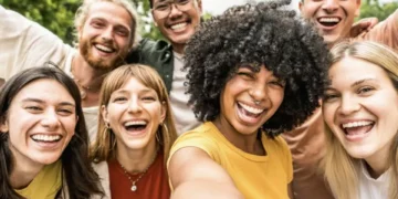 Ni los 20 ni los 40: la edad en la que se ‘encuentra la felicidad’, según Harvard