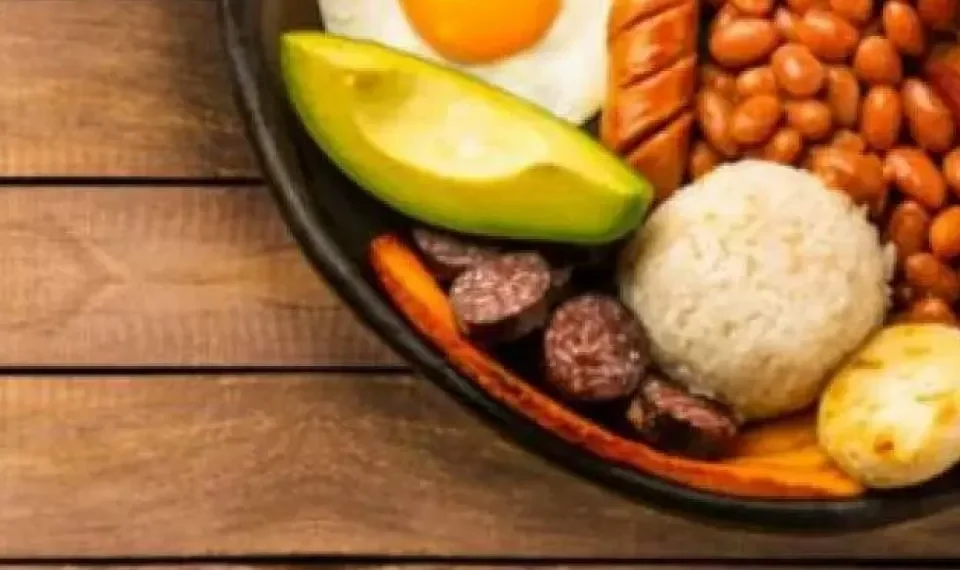 ¿Le gusta la bandeja paisa? Esto dice la inteligencia artificial de quienes ‘la odian’