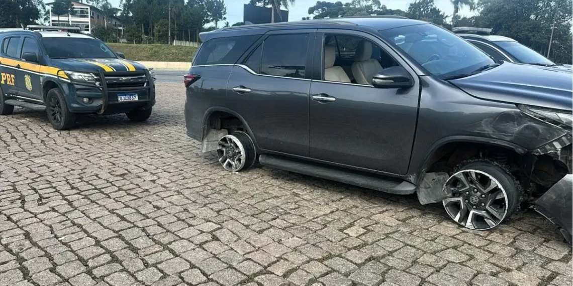 Perseguição termina com Hilux furtada destruída após série de colisões entre SC e PR
