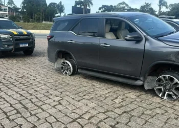 Perseguição termina com Hilux furtada destruída após série de colisões entre SC e PR