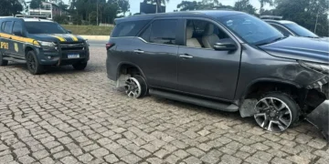 Perseguição termina com Hilux furtada destruída após série de colisões entre SC e PR