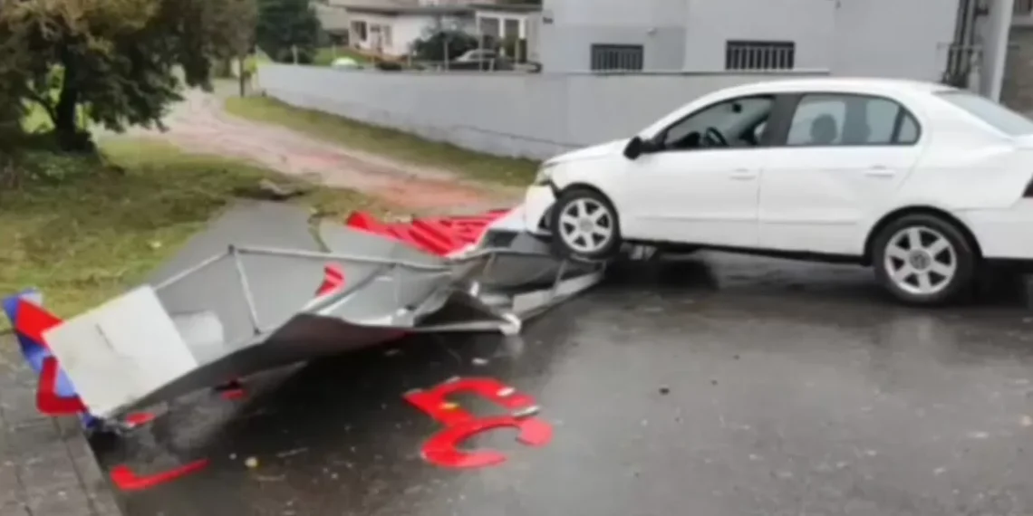 Carro derrapa e destrói placa de loja em Blumenau