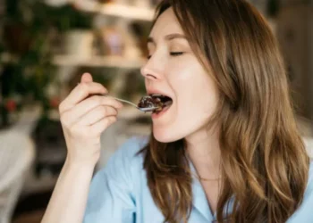 La“maracuyá morada” y sirve para postres: la fruta colombiana que ayudará a su salud