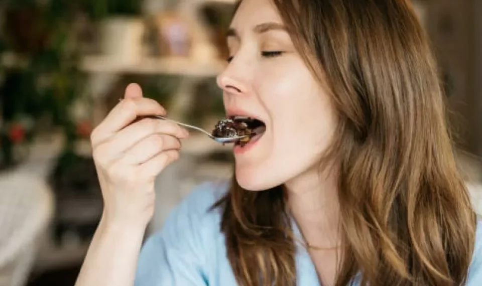 La“maracuyá morada” y sirve para postres: la fruta colombiana que ayudará a su salud