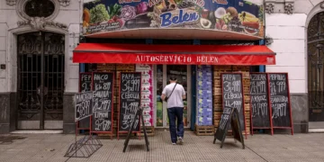 Cheques sem fundos disparam e inadimplência cresce na Argentina sob medidas de Milei