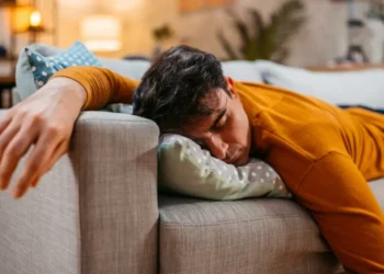 ¿Qué significa que una persona se quede dormida en el sofá, según la psicología?