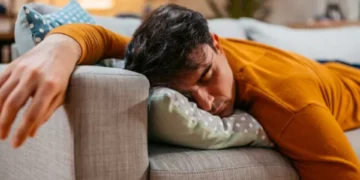 ¿Qué significa que una persona se quede dormida en el sofá, según la psicología?