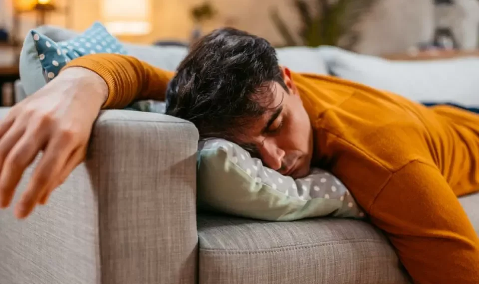¿Qué significa que una persona se quede dormida en el sofá, según la psicología?