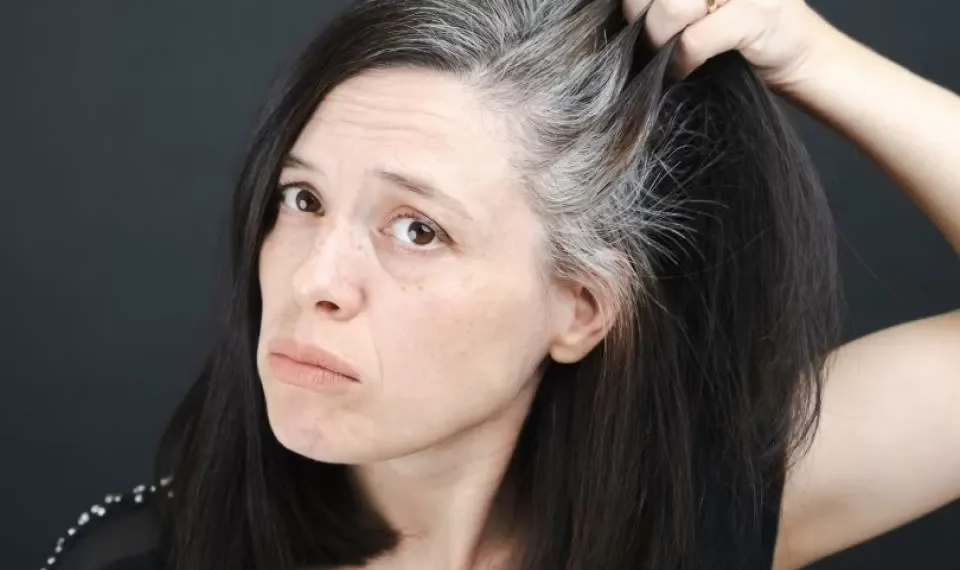 Ni tratamientos ni tinturas: el desconocido remedio casero para las canas en el pelo