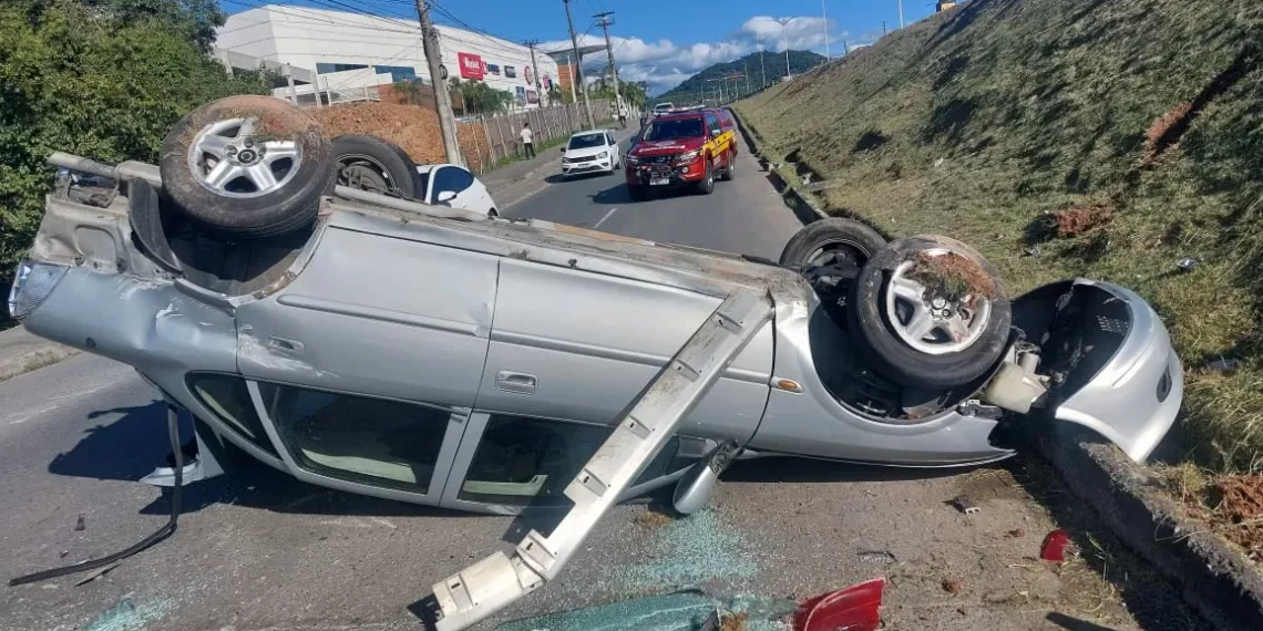 Carro despenca da Via Expressa após colisão e motorista fica ferido em Blumenau