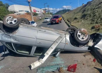 Carro despenca da Via Expressa após colisão e motorista fica ferido em Blumenau