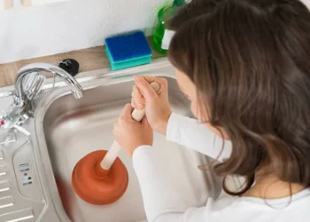 Truco infalible: esto es lo más potente para destapar cañerías y no lleva mucho tiempo