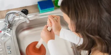 Truco infalible: esto es lo más potente para destapar cañerías y no lleva mucho tiempo