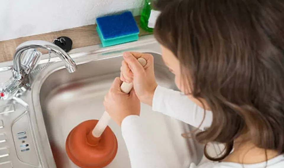 Truco infalible: esto es lo más potente para destapar cañerías y no lleva mucho tiempo