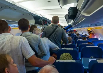 La acción (muy común) que realizan pasajeros de avión y por la que serán multados