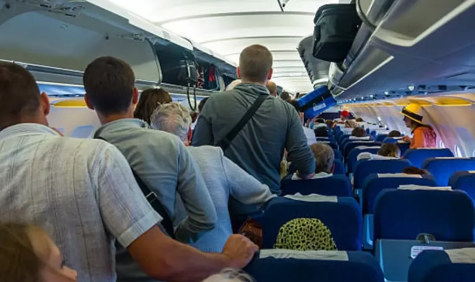 La acción (muy común) que realizan pasajeros de avión y por la que serán multados