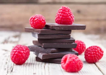 Frutas vermelhas e chocolate amargo podem ajudar a viver mais, diz estudo