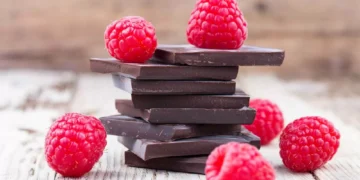 Frutas vermelhas e chocolate amargo podem ajudar a viver mais, diz estudo