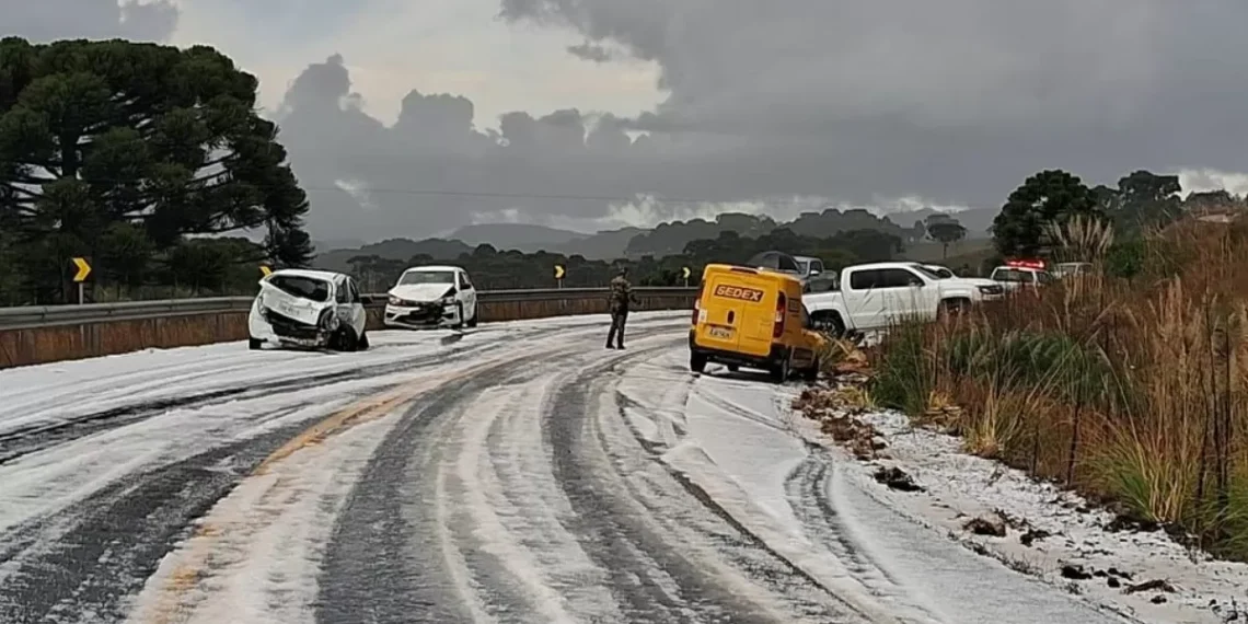 Chuva de granizo surpreende e causa acidente com cinco veículos na SC-114